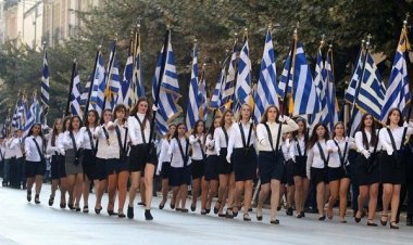 Τώρα σκέφτονται κλήρωση για τους σημαιοφόρους και σε Γυμνάσια-Λύκεια
