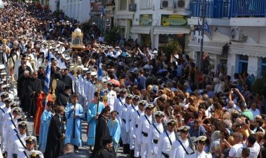 Πρωτοφανής προσέλευση προσκυνητών στην Τήνο για να τιμήσουν την εορτή της Κοιμήσεως και να ζητήσουν τη Χάρη και την Ευλογία Της