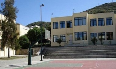 Με χρηματοδότηση της Περιφέρειας Νοτίου Αιγαίου ξεκινούν οι εργασίες συντήρησης και επισκευής των σχολικών κτιρίων της Σύρου