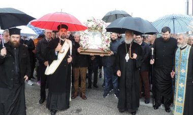 Την πίστη των Μυκονίων δεν τη σκιάζει φοβέρα καμμιά - Υπό καταρρακτώδη βροχή οι Μυκόνιοι συνόδευσαν πεζοί την κάθοδο της Αγίας Εικόνος της Παναγίας Τουρλιανής