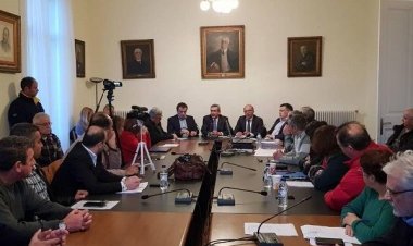 Στο Δημοτικό Συμβούλιο Άνδρου ο Περιφερειάρχης, Γιώργος Χατζημάρκος και οι συνεργάτες του, όπου συζήτησαν όλα τα ανοιχτά θέματα του νησιού