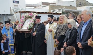 Πανδήμως οι Μυκόνιοι συνόδευσαν την Εικόνα της Προστάτιδος τους Παναγίας Τουρλιανής από τη Χώρα στην Άνω Μερά