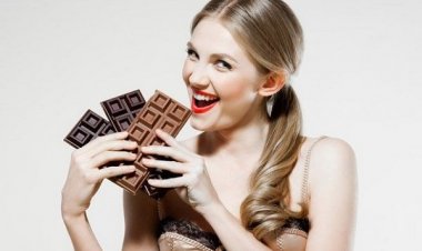 Οι επιστήμονες αποφάσισαν: «πρέπει να τρώμε σοκολάτα κάθε μέρα, αλλά…». Ποια είναι τα οφέλη και τι να προσέχετε