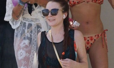 Η sexy Lindsay Lohan απολαμβάνει..... την Μύκονο....όχι μόνο για διακοπές.... [pics]