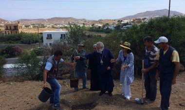 Δενδροφύτευση στον κήπο της Ιεράς Μονής Παναγίας Τουρλιανής