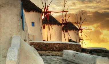 Thirteen real reasons to enter the "parallel universe" of Mykonos