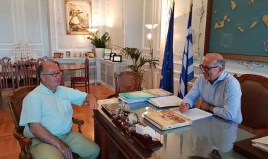 Συνάντηση εργασίας του Αντιπεριφερειάρχη Γ.Λεονταρίτη με τον Δήμαρχο Θήρας Ν. Ζώρζο