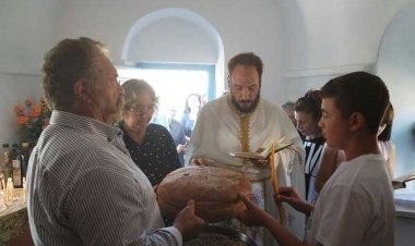 Θεία Λειτουργία στο ξωκκλήσι του Αγίου Γεωργίου στα Λουτρά της Ρήνειας [Μεγάλες Δήλες]