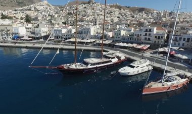 Πρόσκρουση Ε/Γ-Τ/Ρ σκάφους στη Σύρο