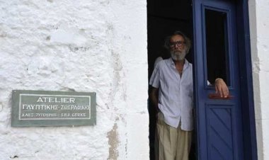 Αλ. Ζυγούρης, ο γλύπτης που δαμάζει την ύλη ζώντας ασκητικά στην άκρη του Αιγαίου