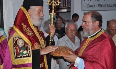 Αρχιερατικός Εσπερινός στην Αχειροποίητη Παραπορτιανή Μυκόνου