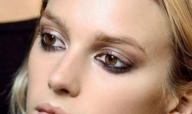 Δείξτε φρέσκιες με 10 απλές κινήσεις!! Ακόμη κι αν δεν κλείσατε μάτι όλο το βράδυ!! (βήμα-βήμα)