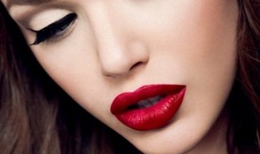 Χείλη για φίλημα!! (4 Προτάσεις)