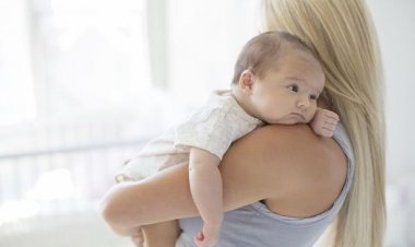 Ξέρετε γιατί κρατάμε τα παιδιά από την αριστερή πλευρά; Κι όμως, υπάρχει επιστημονική εξήγηση!!