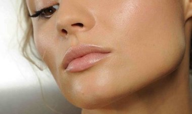 Φυσικό πήλινγκ λεύκανσης και λάμψης για το πρόσωπο, με λεμόνι και μέλι!! (βήμα - βήμα)