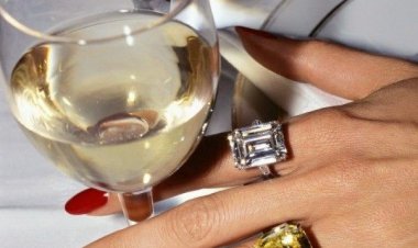 2 πανεύκολα μυστικά για να αποφύγετε να βάψετε τα πετσάκια γύρω από τα νύχια!!