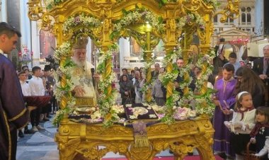 Γιατί οι πιστοί περνούν κάτω από τον Επιτάφιο