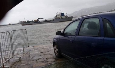 Προσάραξη φορτηγού πλοίου στο παλιό λιμάνι Μυκόνου - Έσπασαν οι κάβοι λόγω ισχυρών ανέμων