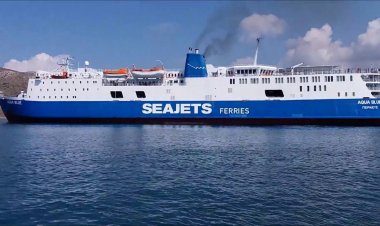 Περιπέτεια από μηχανική βλάβη εν πλω, στο οχηματαγωγό πλοίο Aqua Blue