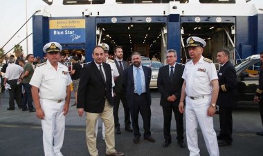 Επίσκεψη του ΥΝΑΝΠ Γιάννη Πλακιωτάκη στο κεντρικό λιμάνι του Πειραιά για να παρακολουθήσει την έξοδο των ταξιδιωτών