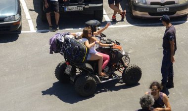 Αυστηρή κριτική από την "Καθημερινή" στον Καραμανλή: Λάθος οι ευθύνες για γουρούνες στους Δήμους