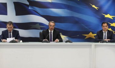 Coronavirus Pandemic : Το επίδομα των 800 ευρώ  σε 1,7 εκατ. εργαζόμενους -Καλύπτονται ακόμη 700.000 ελεύθεροι επαγγελματίες