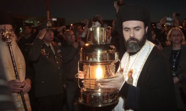 Coronavirus Εκκλησία - Έξαρχος Παναγίου Τάφου: Το Πατριαρχείο Ιεροσολύμων μερίμνησε να φτάσει το Άγιο Φως στην Ελλάδα