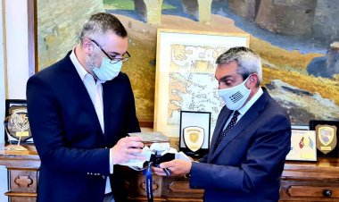 Aegean Islands: Επίσκεψη του Πρέσβη της Αυστραλίας στην Ελλάδα, Αθανάσιου Σπύρου στον Περιφερειάρχη Γιώργο Χατζημάρκο