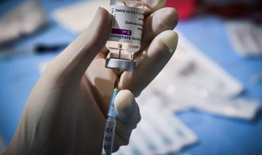 Covid-19 Vaccination: Τι θα γίνει με τη δεύτερη δόση του εμβολίου της AstraZeneca