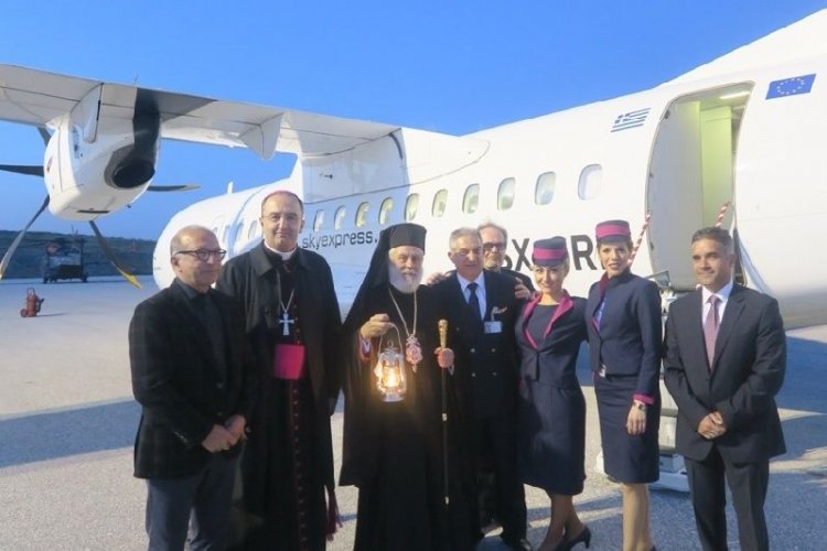 Σε κλίμα κατάνυξης η υποδοχή του Αγίου Φωτός στη Σύρο, με ειδική πτήση της Sky Express
