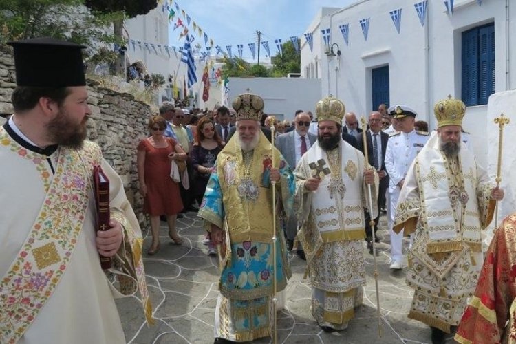 Τρισαρχιερατική Θεία Λειτουργία στον Ιερό Μητροπολιτικό Ναό του Αγίου Σπυρίδωνος, στην Απολλωνία της Σίφνου