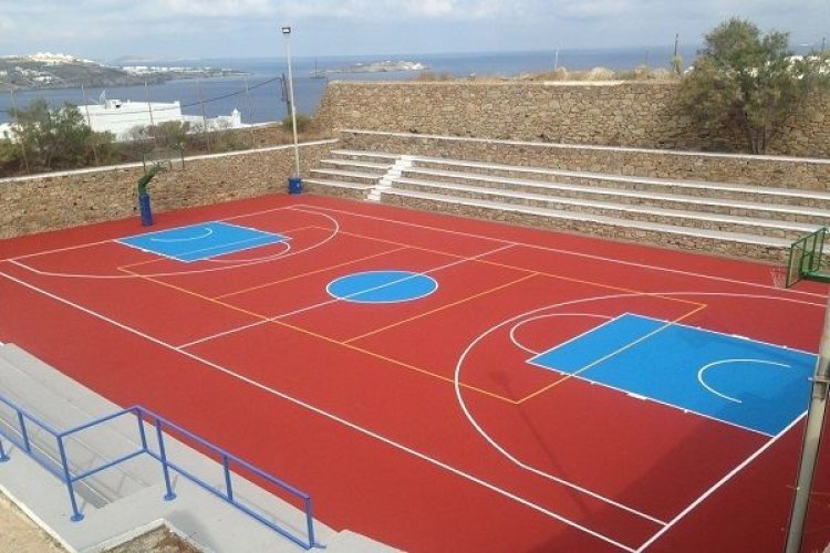 Αναβάθμιση και βελτίωση ανοιχτού γηπέδου μπάσκετ του Γυμνασίου από τον Δήμο Μυκόνου