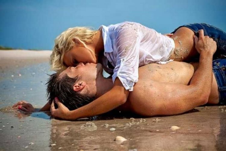 Προσοχή στα εφήμερα ερωτικά παιχνίδια στην άμμο και τη θάλασσα, λένε οι γυναικολόγοι