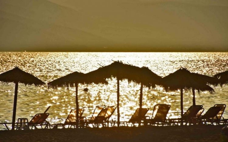 Οργιο αυθαιρεσίας στις ελληνικές παραλίες