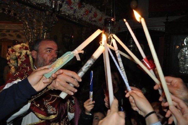 Πώς θα γίνει φέτος η μεταφορά του Αγίου Φωτός στην Ελλάδα - Στη Μύκονο το Άγιο Φως, φθάνει στις 17:30 του Μεγάλου Σαββάτου