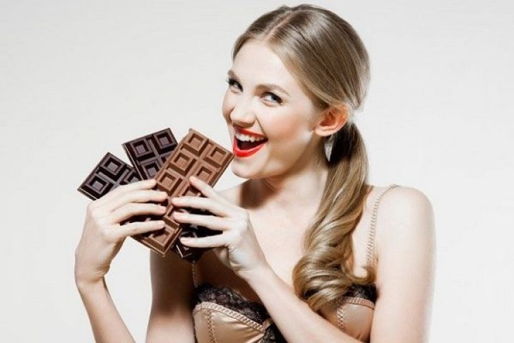 Οι επιστήμονες αποφάσισαν: «πρέπει να τρώμε σοκολάτα κάθε μέρα, αλλά…». Ποια είναι τα οφέλη και τι να προσέχετε