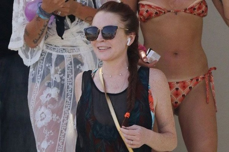 Η sexy Lindsay Lohan απολαμβάνει..... την Μύκονο....όχι μόνο για διακοπές.... [pics]