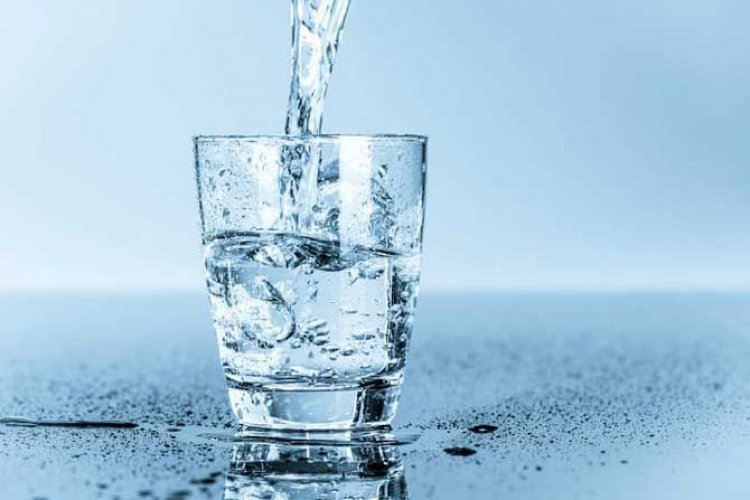 Εμφιαλωμένα νερά: Ολη η αλήθεια για το τι ακριβώς συμβαίνει και τι νερό πίνουμε