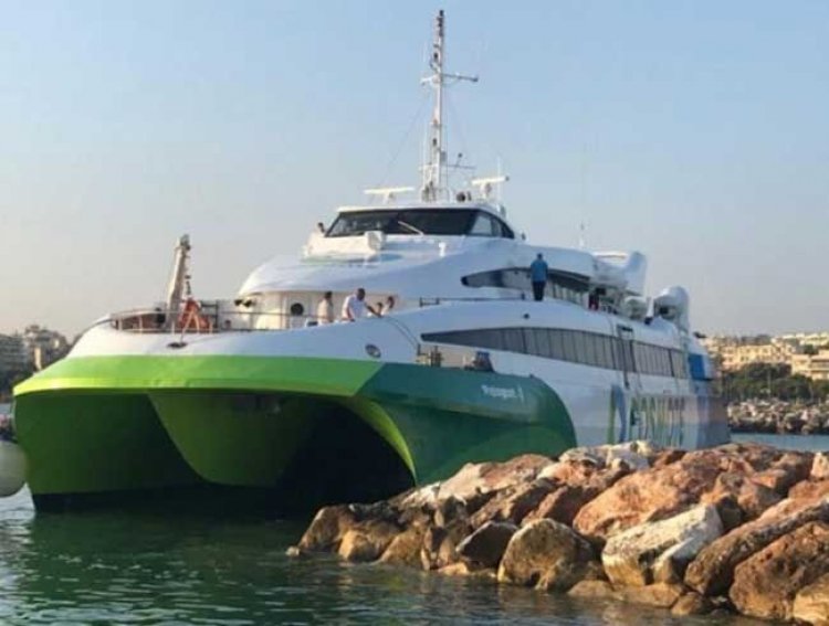 Πρόσκρουση καταμαράν "Flyingcat 4"  στο λιμάνι της Ραφήνας - Καλά στην υγεία τους οι 215 επιβάτες (εικόνες)