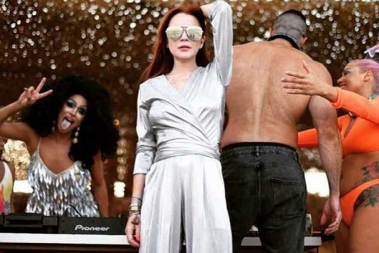 Ο χορός της Lindsay Lohan με άρωμα Μυκόνου γίνεται viral!! [Video]
