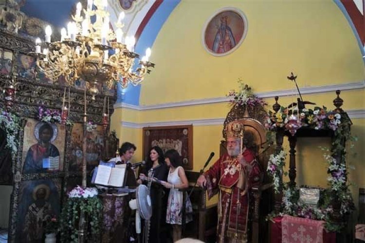 Θεία Λειτουργία Ιερουργούντος του Σεβασμιωτάτου Δωροθέου Β’ με την διεθνούς φήμης υμνωδό του Βυζαντινού μέλους Νεκταρία Καραντζή [Pics+Videos]