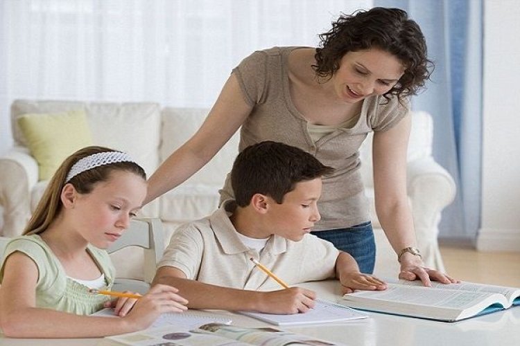 Οι 5 Καλύτεροι Τρόποι που οι Γονείς Μπορούν να Βοηθήσουν το Παιδί στη Μελέτη στο Σπίτι