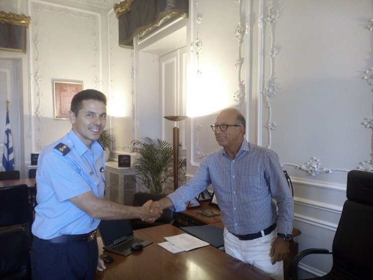 Εθιμοτυπική επίσκεψη του νέου Διοικητή της Πυροσβεστικής Υπηρεσίας Ερμούπολης στον Αντιπεριφερειάρχη Κυκλάδων Γιώργο Λεονταρίτη