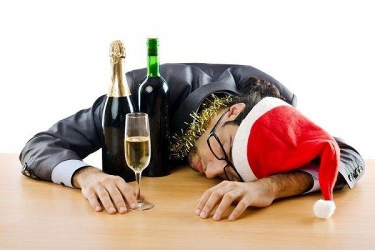 Πέντε συμβουλές για να αποφύγετε το hangover στις γιορτές!!
