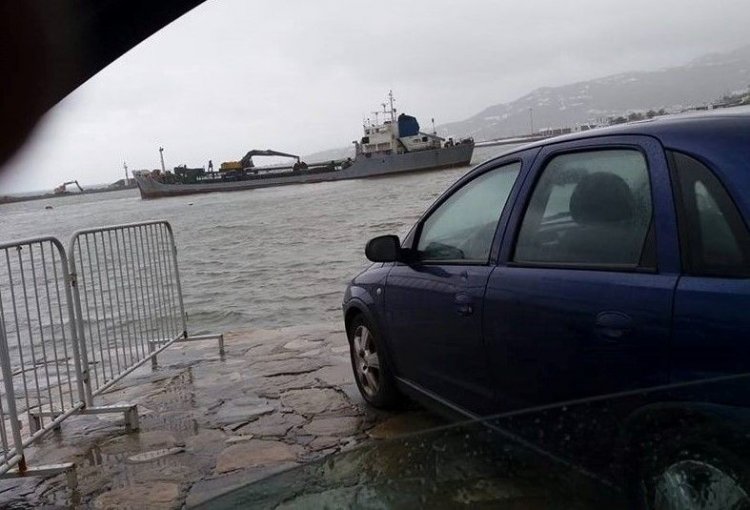Προσάραξη φορτηγού πλοίου στο παλιό λιμάνι Μυκόνου - Έσπασαν οι κάβοι λόγω ισχυρών ανέμων