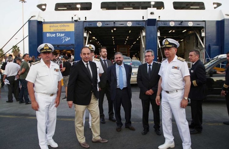 Επίσκεψη του ΥΝΑΝΠ Γιάννη Πλακιωτάκη στο κεντρικό λιμάνι του Πειραιά για να παρακολουθήσει την έξοδο των ταξιδιωτών