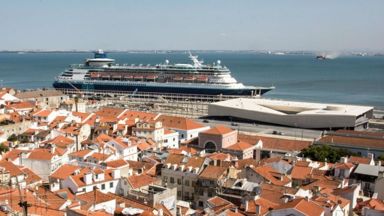DW: Οι εκπομπές ρύπων από κρουαζιερόπλοια και αεροπλάνα «εξοντώνουν» την Λισαβόνα