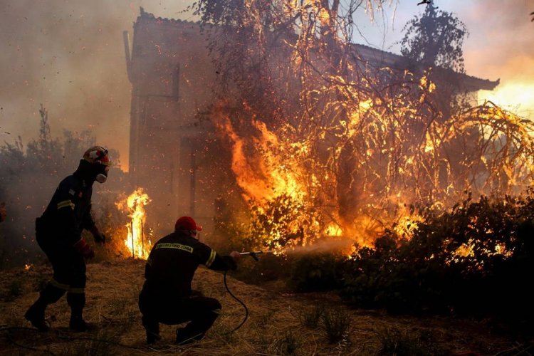 Σε Κατάσταση Έκτακτης Ανάγκης η περιοχή Μεσσαπίων Εύβοιας, όπου μαίνεται η Πυρκαγιά - Στα πρώτα σπίτια οι φλόγες