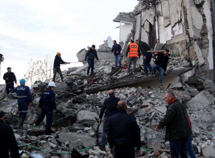 Ισχυρός φονικός σεισμός 6,4 βαθμών στην Αλβανία - Νεκροί, καταρρεύσεις κτιρίων και εγκλωβισμένοι άνθρωποι στα ερείπια