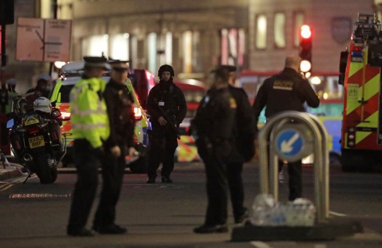 Δύο Νεκροί στη Γέφυρα του Λονδίνου - Τρομοκρατική Επίθεση, λέει η Αστυνομία